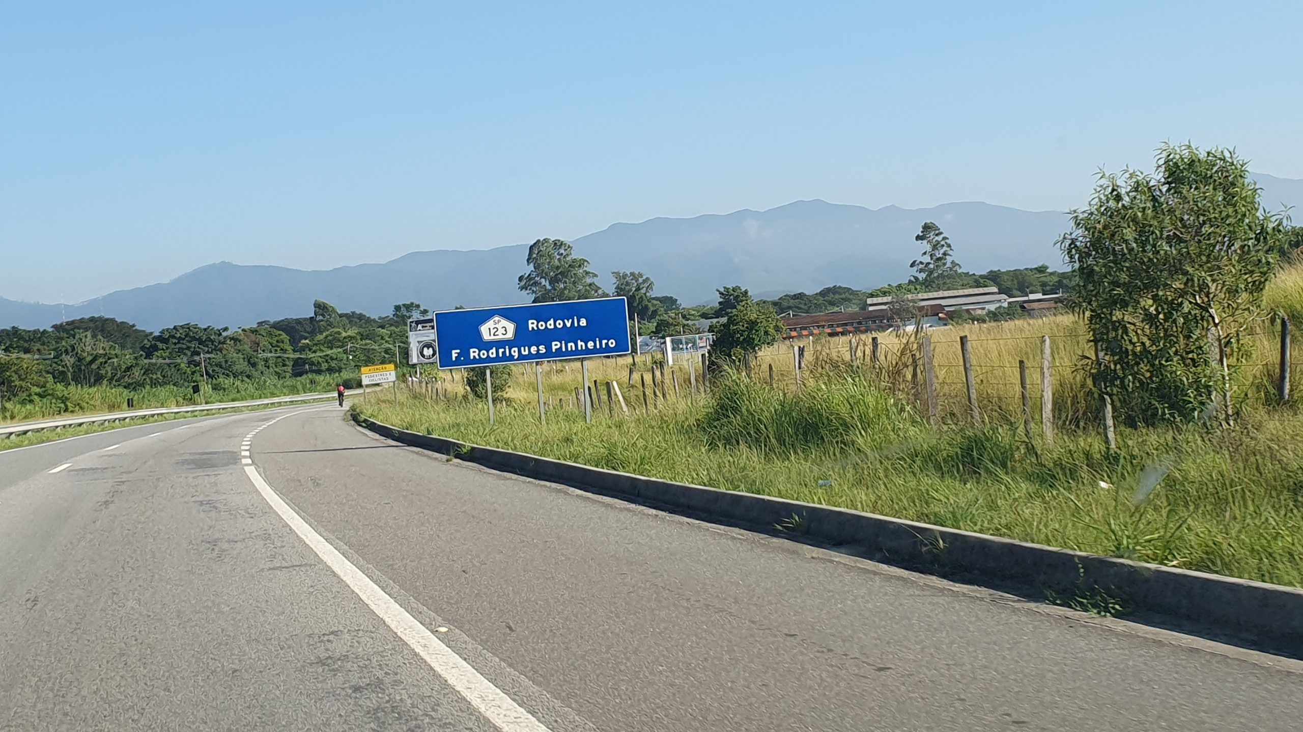 Jovem causa acidente em estrada de Taubaté