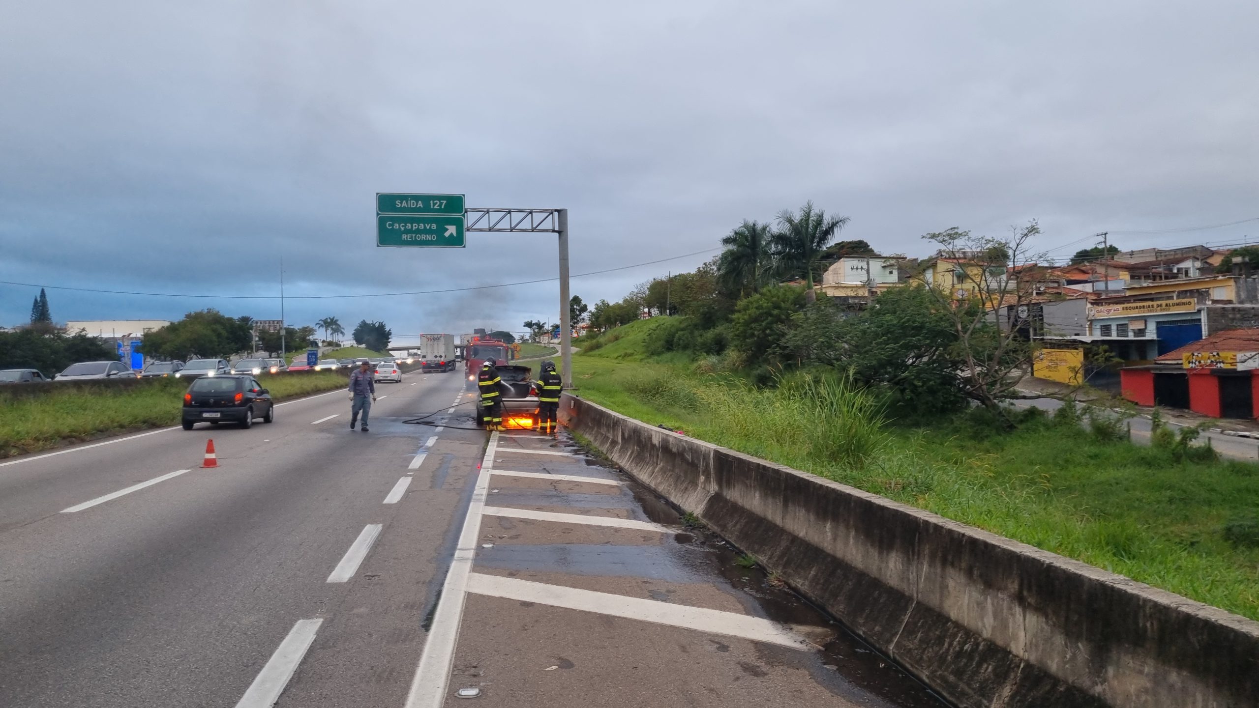 Carro pega fogo na Via Dutra