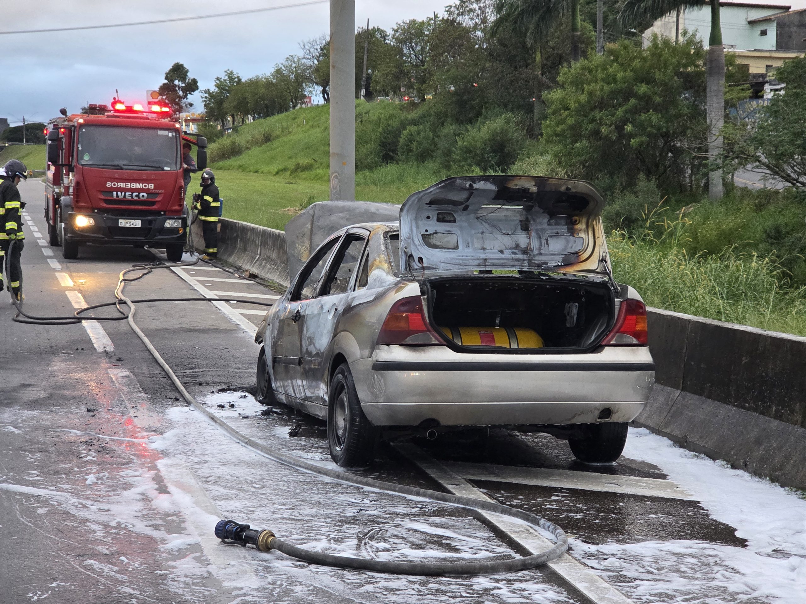 Carro pega fogo na Via Dutra