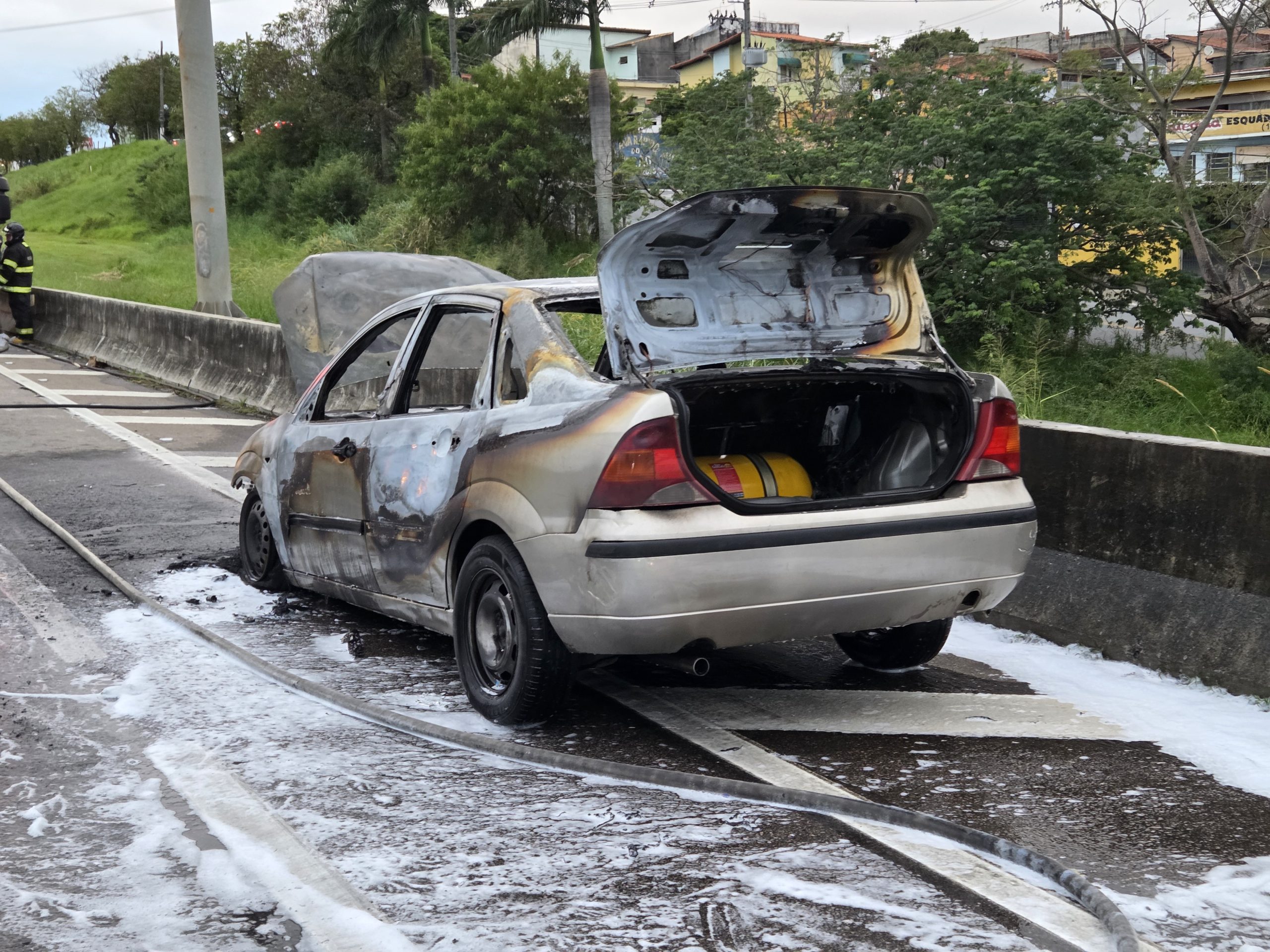 Carro pega fogo na Via Dutra