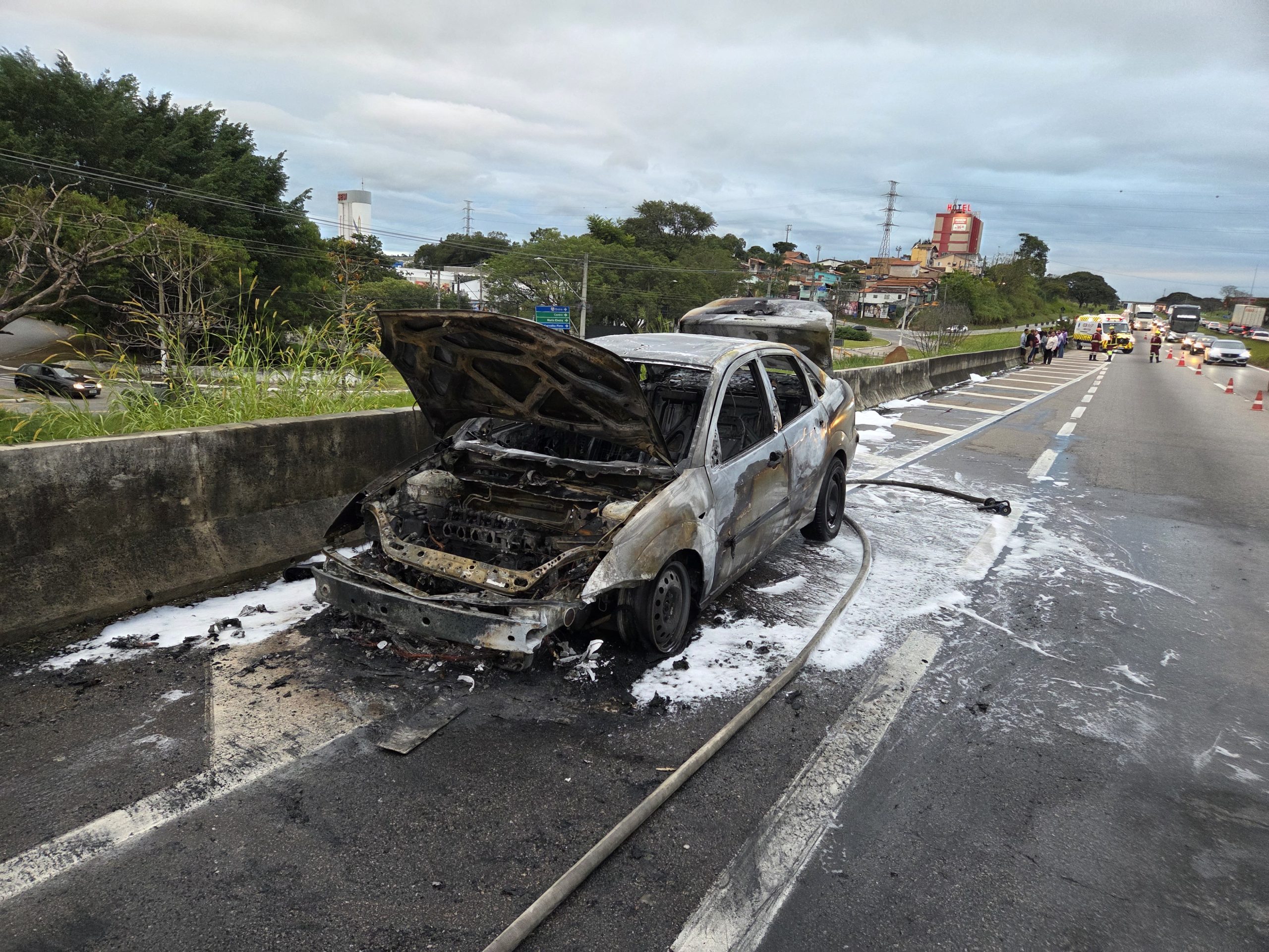 Carro pega fogo na Via Dutra