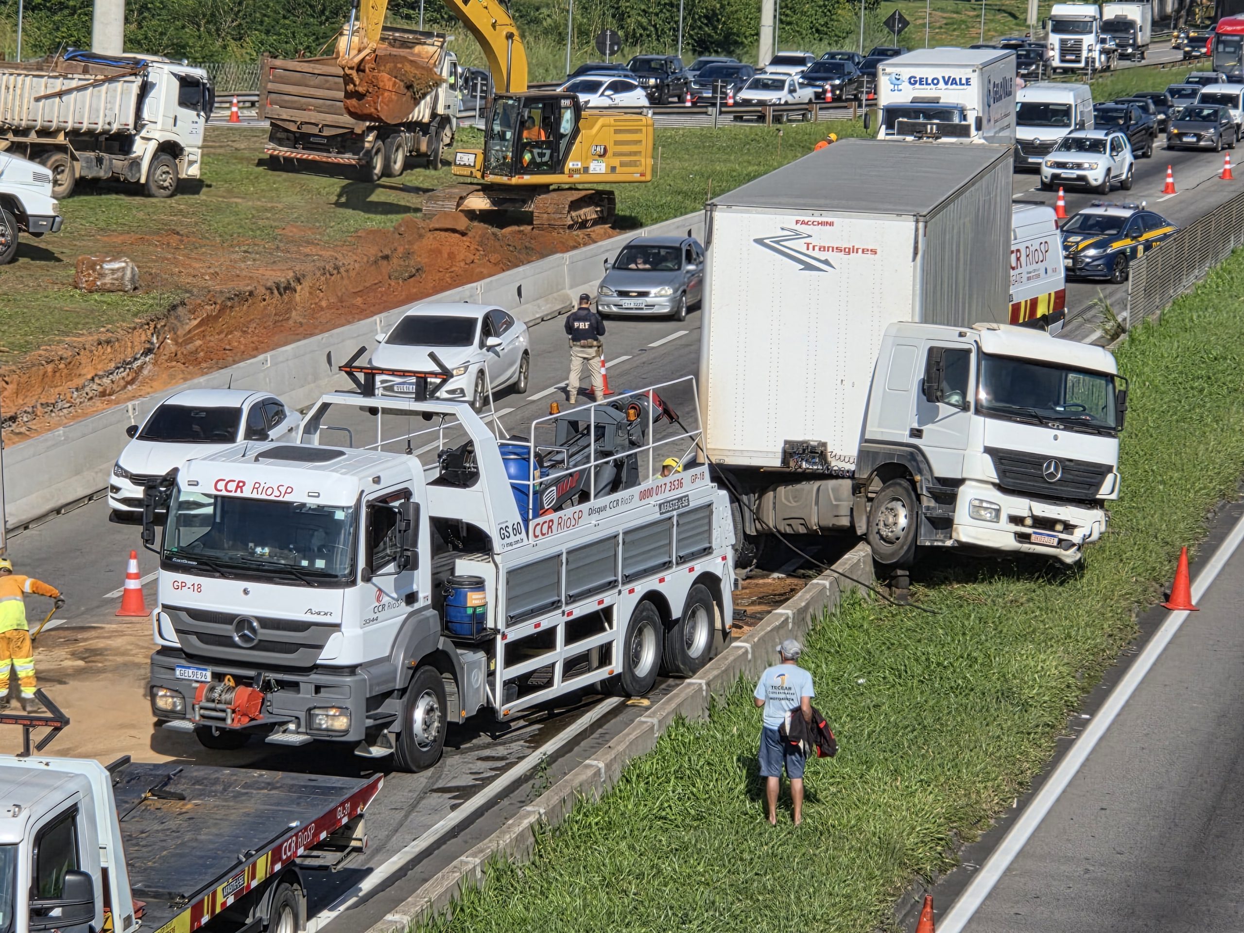 Carreta dá "L" na via Dutra, em São José dos Campos, e causa congestionamento de mais de 10 km
