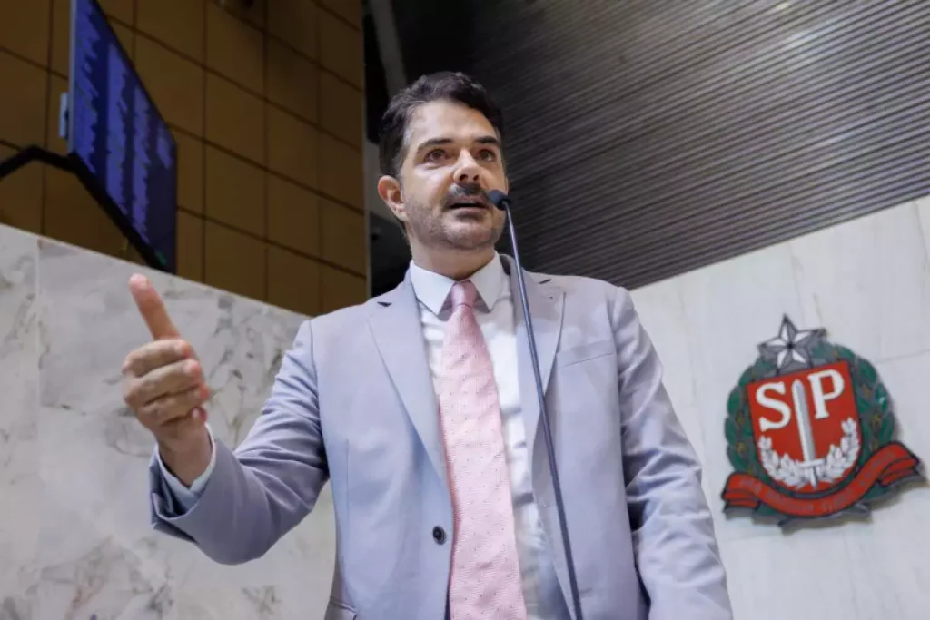 Relator vota pela cassação de Ortiz Júnior por infidelidade partidária; julgamento é suspenso 1 cassação de Ortiz Júnior