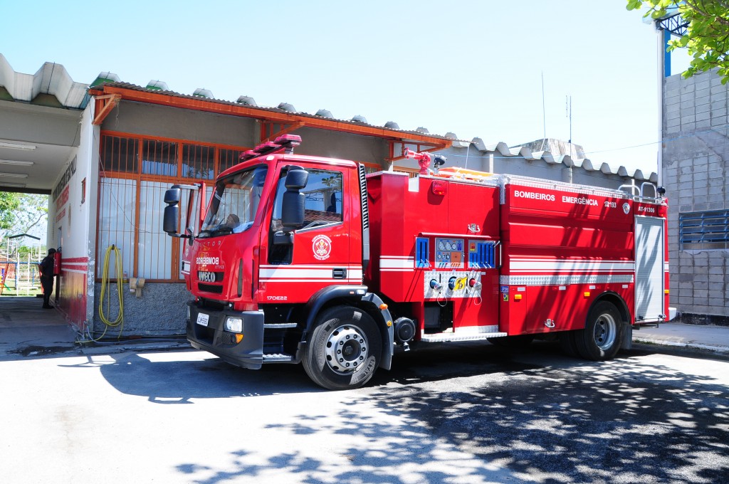 Telhado em chamas cai em cima de homem, que morre carbonizado em residência em Lorena