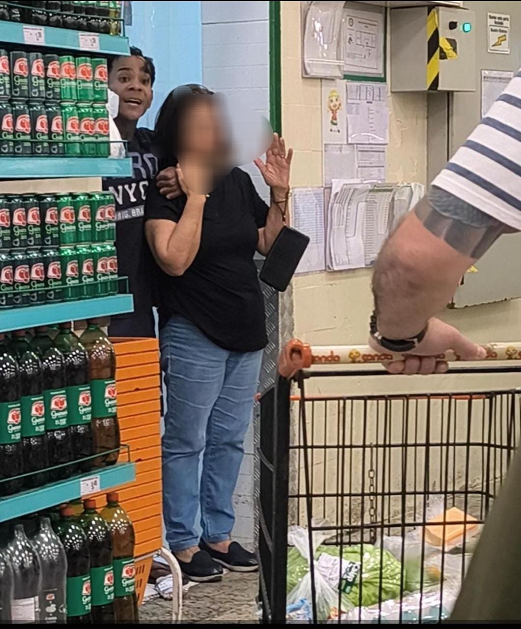 Homem faz refém em supermercado de São José dos Campos e é preso