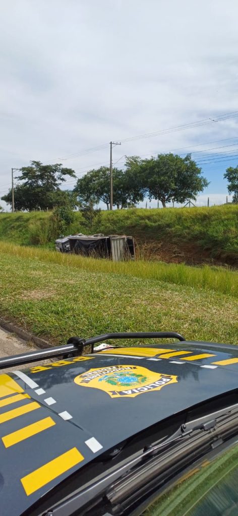Acidente entre ônibus e carreta deixa um ferido e causa lentidão na Via Dutra, em São José dos Campos 2 IMG 20250526 WA0453