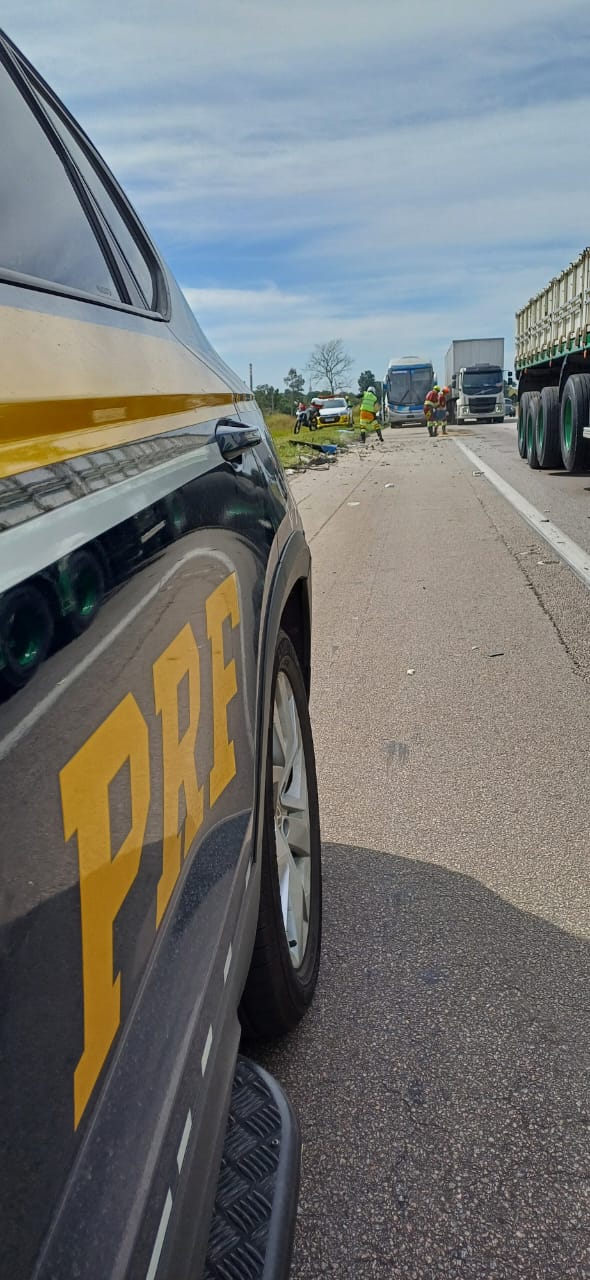 Acidente entre ônibus e carreta deixa um ferido e causa lentidão na Via Dutra, em São José dos Campos