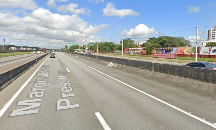 Motociclista morre após ser arremessado para debaixo de caminhão em acidente na Dutra