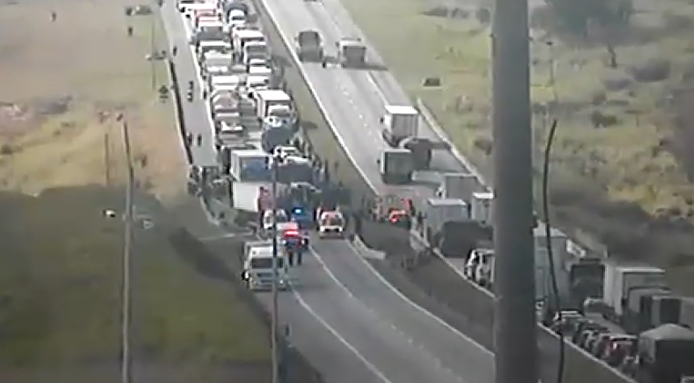 Carreta tomba em Caçapava e interdita Via Dutra