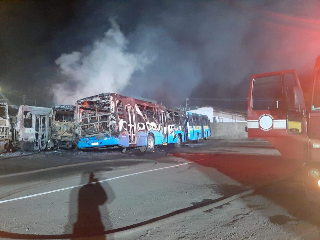 Incêndio de grandes proporções em garagem de ônibus do transporte público de Caraguatatuba queima 17 ônibus