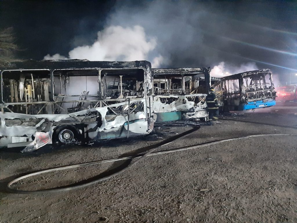 Incêndio de grandes proporções em garagem de ônibus do transporte público de Caraguatatuba queima 17 ônibus