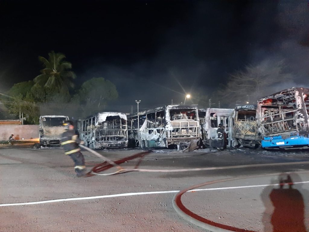 Incêndio de grandes proporções em garagem de ônibus do transporte público de Caraguatatuba queima 17 ônibus