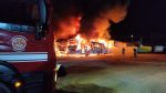 Incêndio de grandes proporções em garagem de ônibus do transporte público de Caraguatatuba queima 17 ônibus