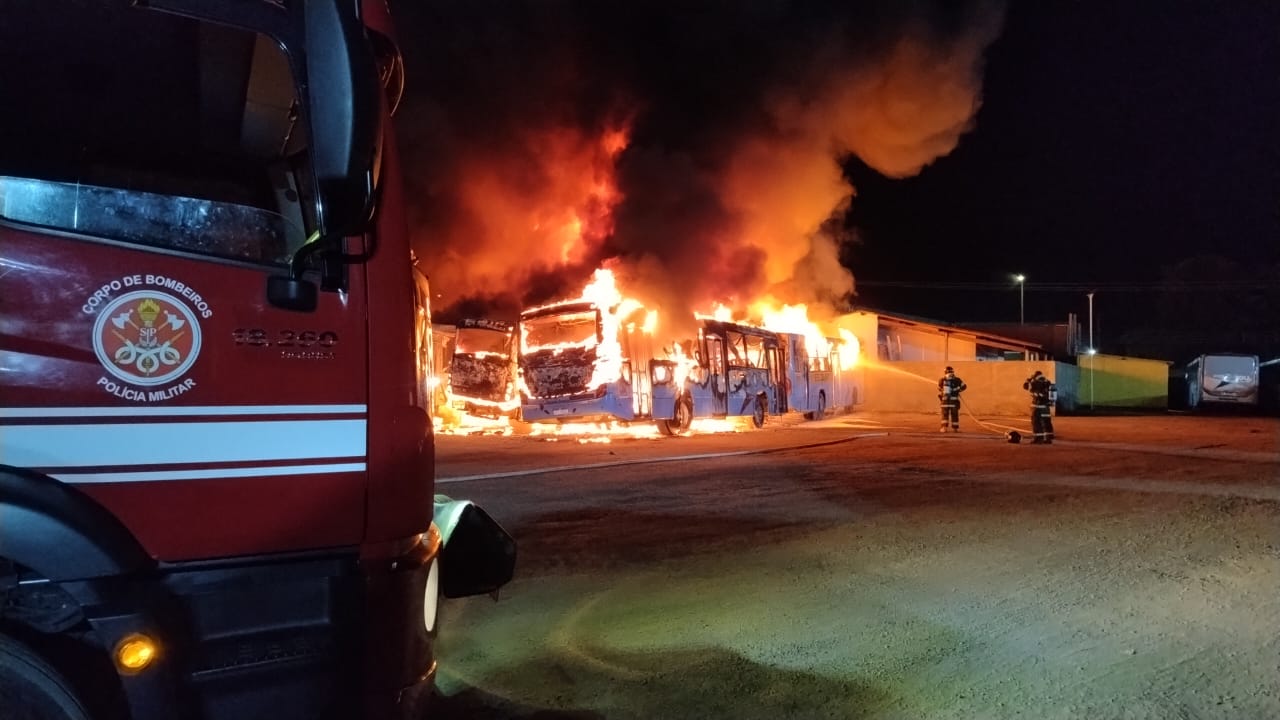 Incêndio de grandes proporções em garagem de ônibus do transporte público de Caraguatatuba queima 17 ônibus