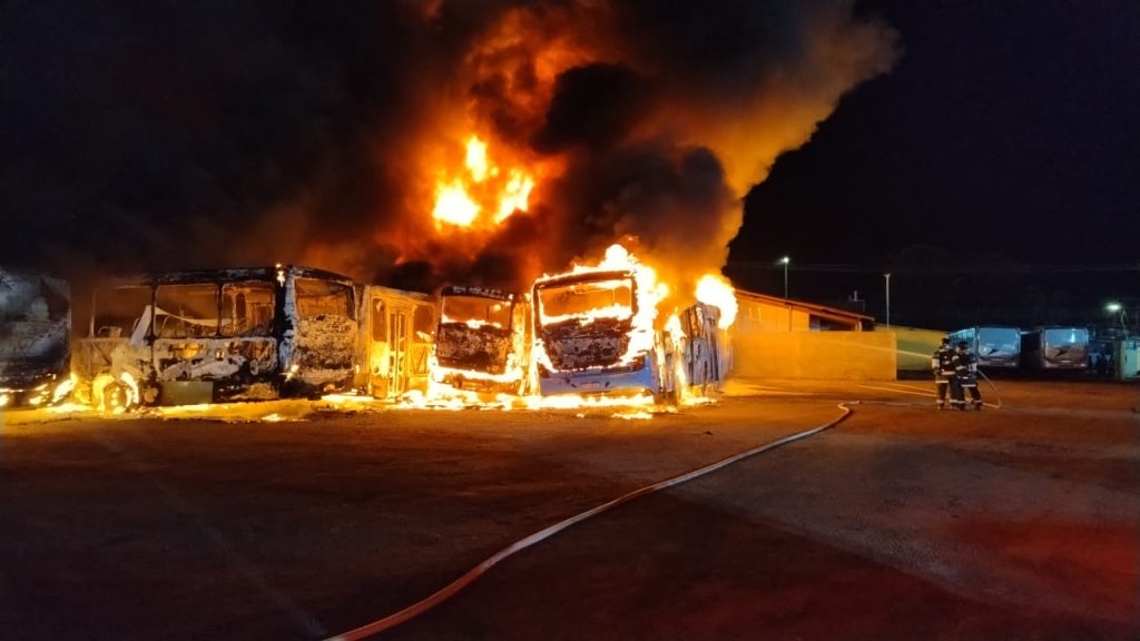 Incêndio de grandes proporções em garagem de ônibus do transporte público de Caraguatatuba queima 17 ônibus