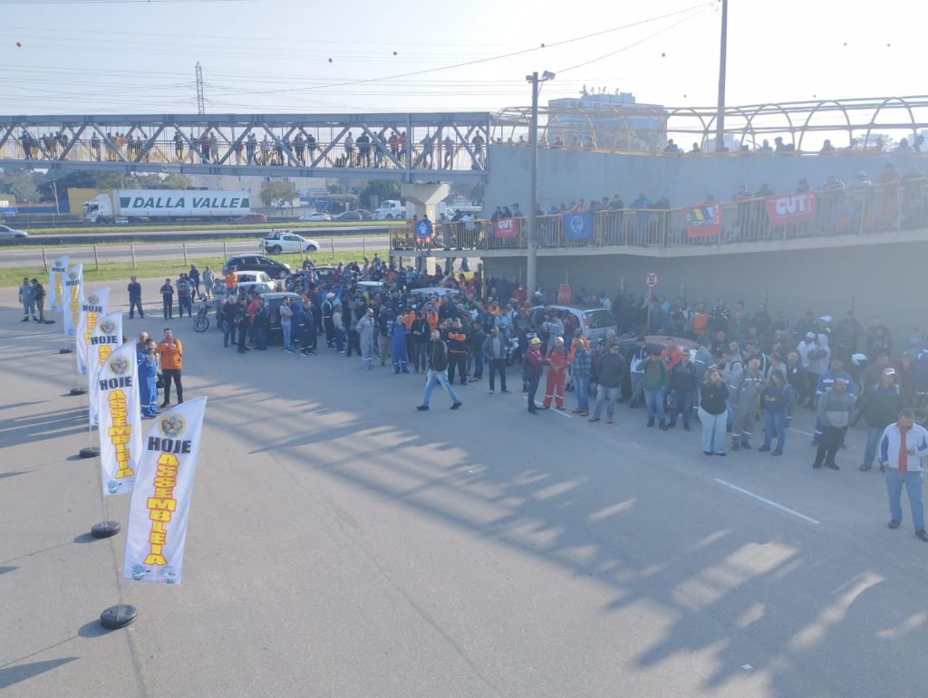 Trabalhadores da construção civil fazem assembleia na entrada da Revap