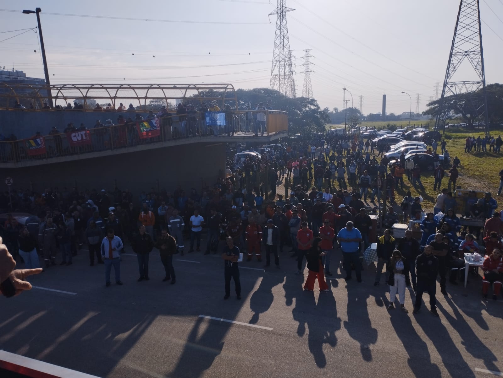 Trabalhadores da construção civil fazem assembleia na entrada da Revap em São José dos Campos