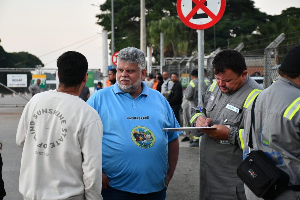 Trabalhadores da construção civil fazem assembleia na entrada da Revap