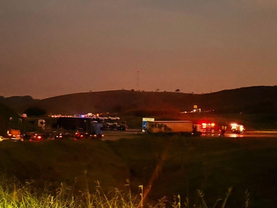Após mais de 15 horas, Rodovia Carvalho Pinto ainda tem pista local sentido interior interditada em Jacareí