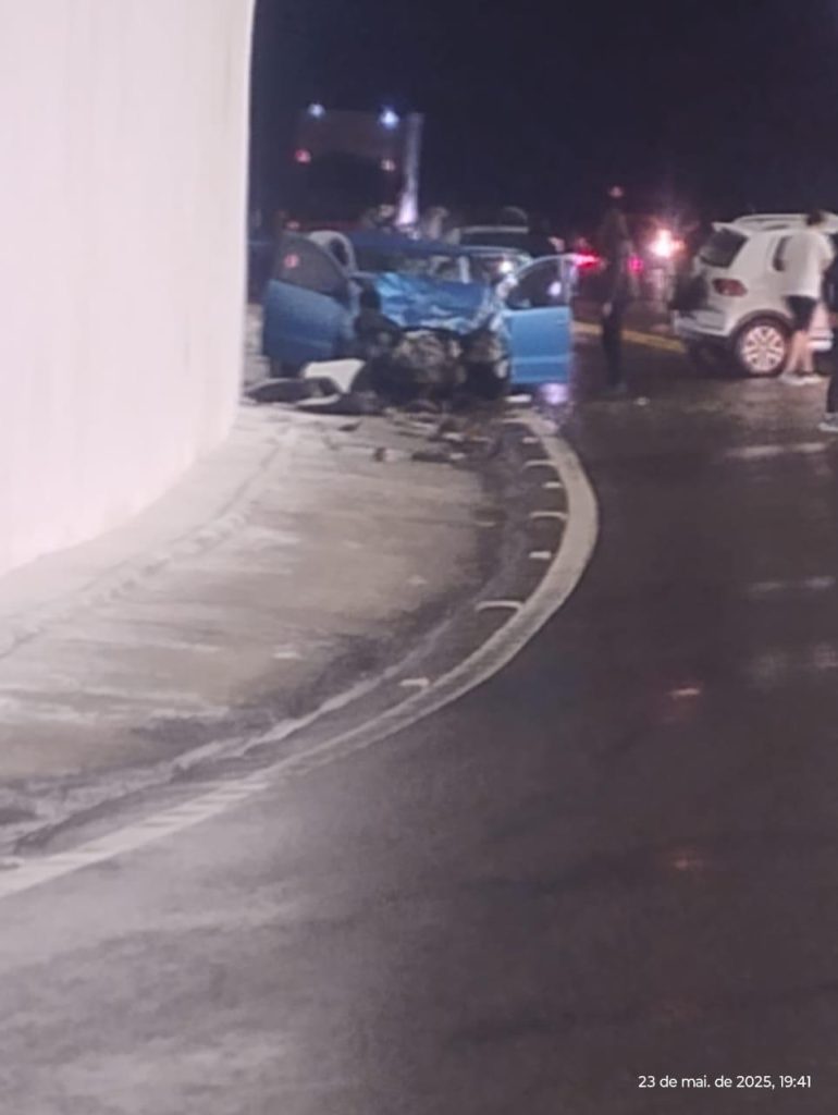 Engavetamento no túnel da estrada de Campos do Jordão