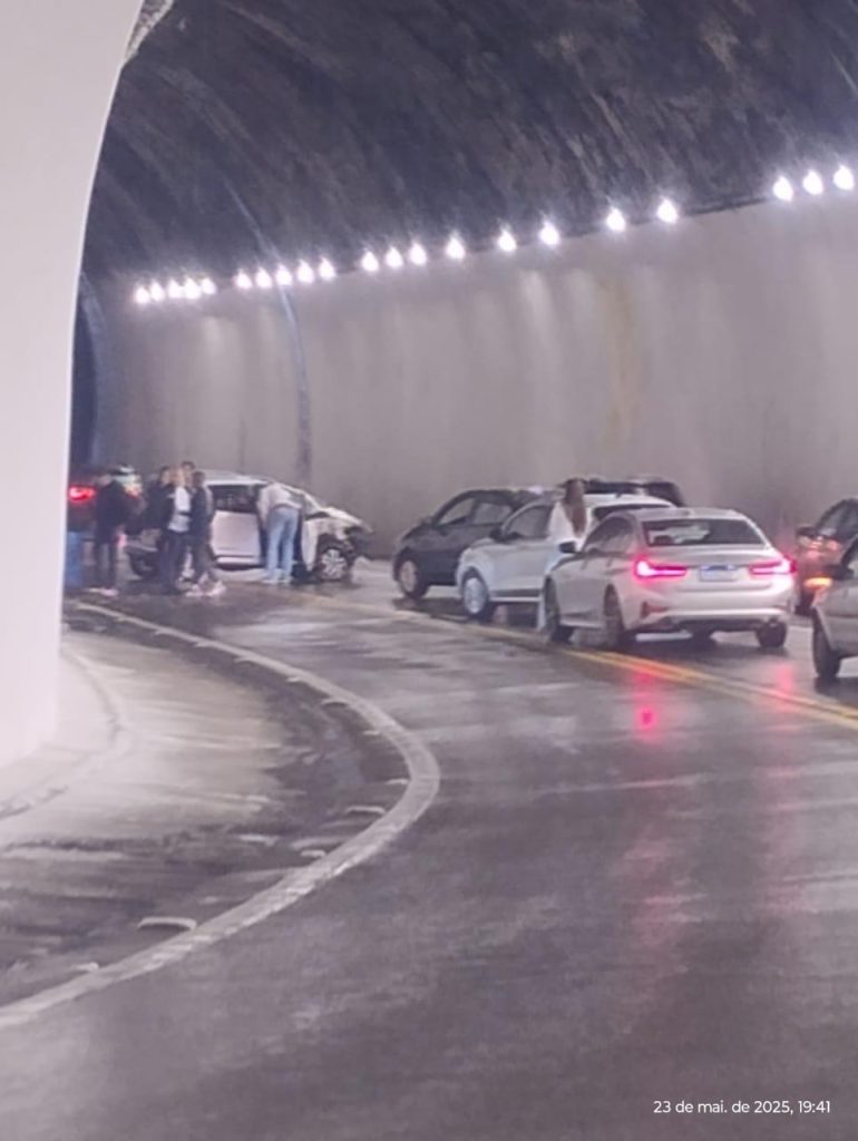 Engavetamento no túnel da estrada de Campos do Jordão