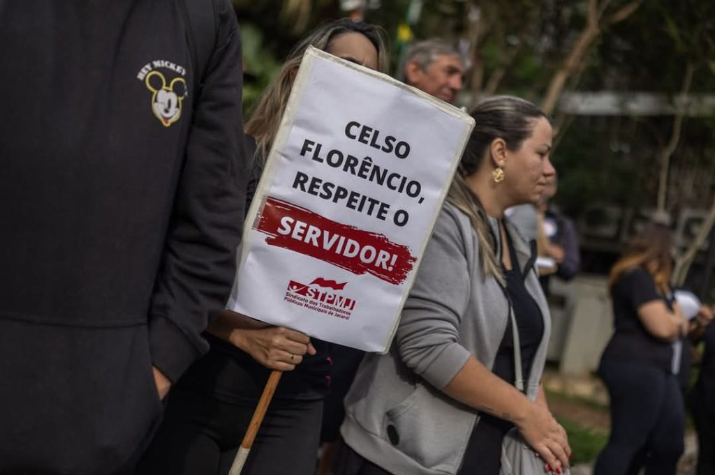 Servidores municipais de Jacareí anunciam greve