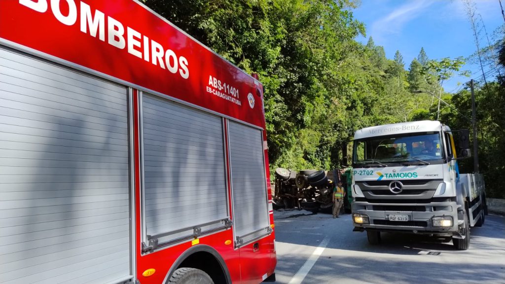 Caminhão de areia tomba na Rodovia dos Tamoios e mobiliza Bombeiros