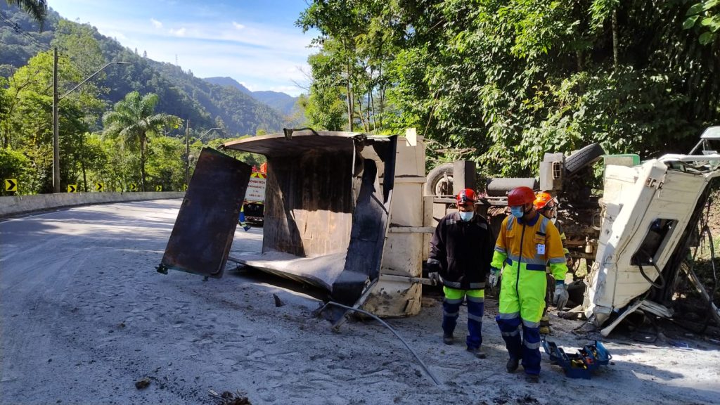 Caminhão de areia tomba na Rodovia dos Tamoios e mobiliza Bombeiros