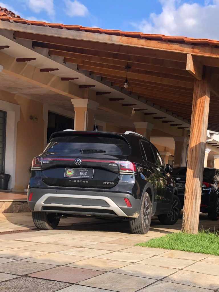 Prefeito de Caçapava usa placa oficial em carro particular