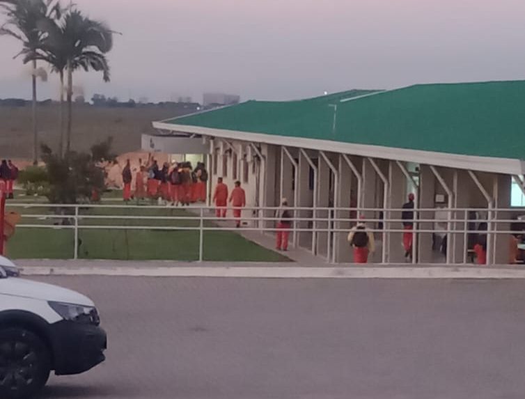funcionários demitidos pela empresa de coleta de lixo