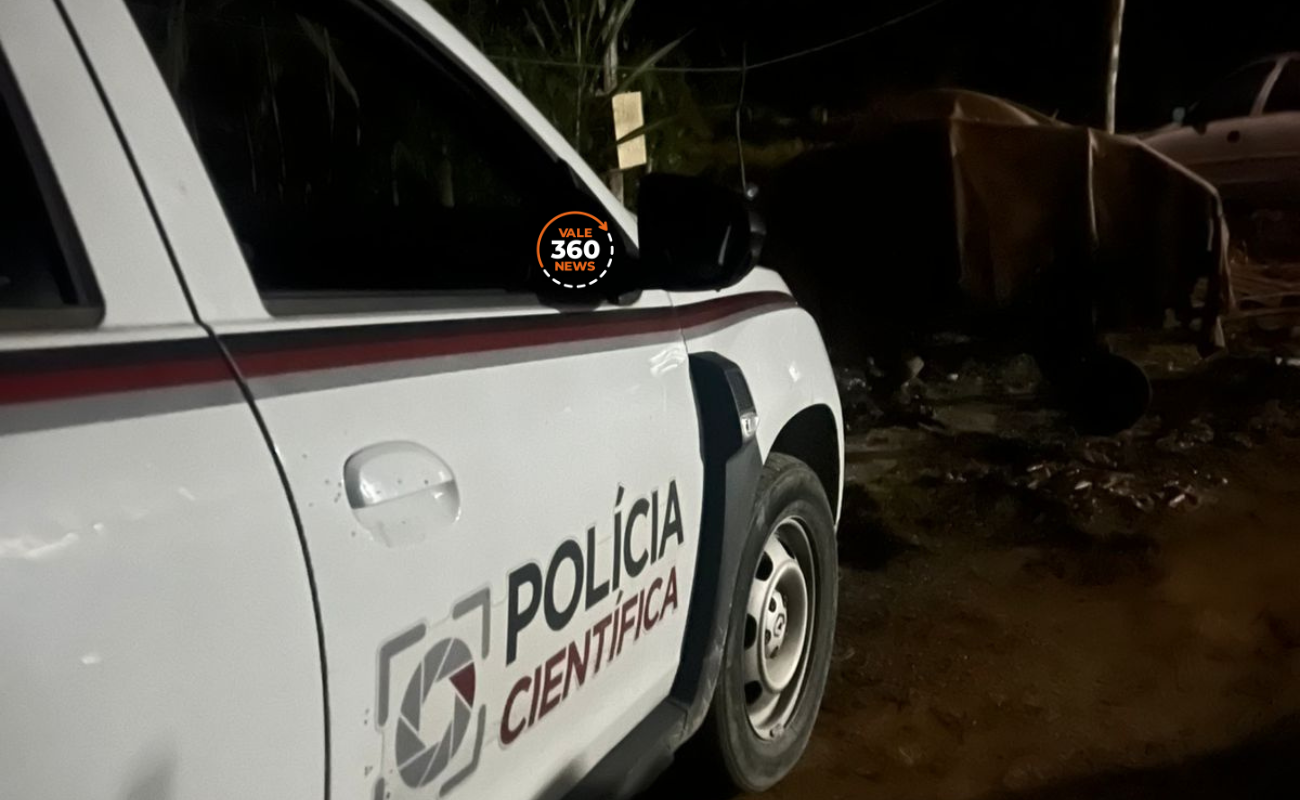 amarrado dentro de porta-malas