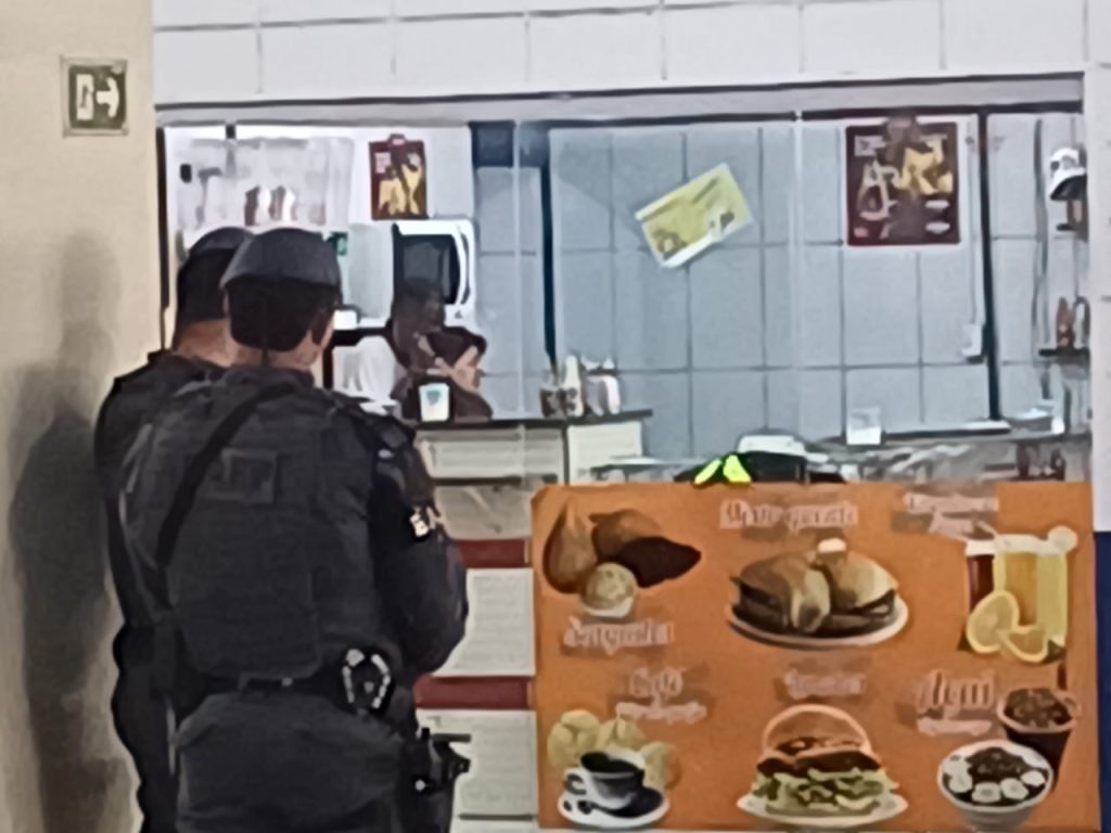 "Covardia o que estão fazendo comigo", diz homem que fez idosa refém na rodoviária de Taubaté 1 idosa mantida refém por preso em saidinha temporária na rodoviária de Taubaté