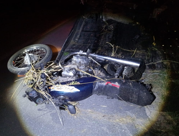 Motociclista e garupa morrem ao serem arremessados em colisão, em rodovia do Vale do Paraíba 1 Motociclista e garupa morrem ao serem arremessados em colisão
