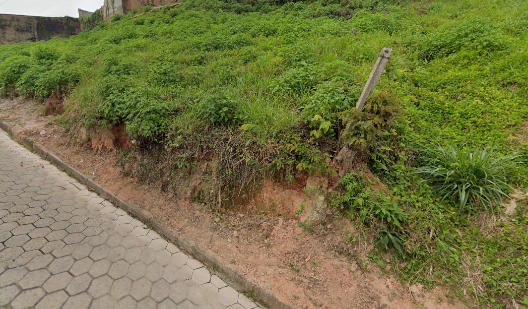 Barranco desaba sobre pedreiro, que fica gravemente ferido em obra no Vale do Paraíba