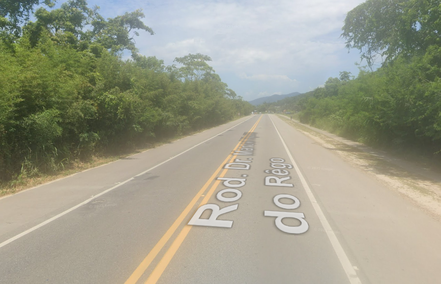 Motociclista morre após atingir traseira de guincho na Rio-Santos