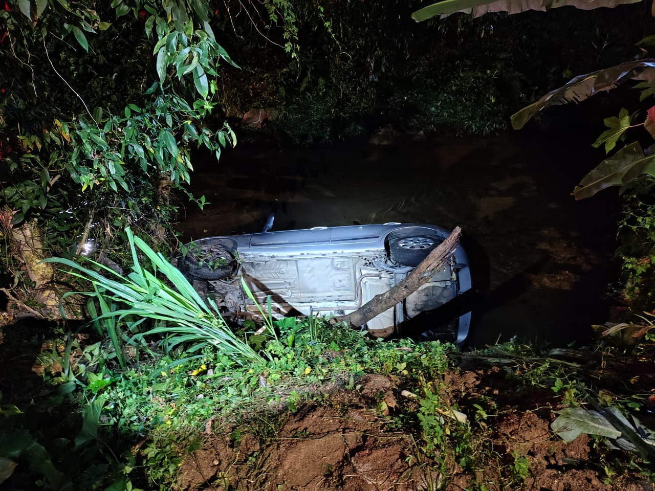 Carro cai em rio em Caraguatatuba