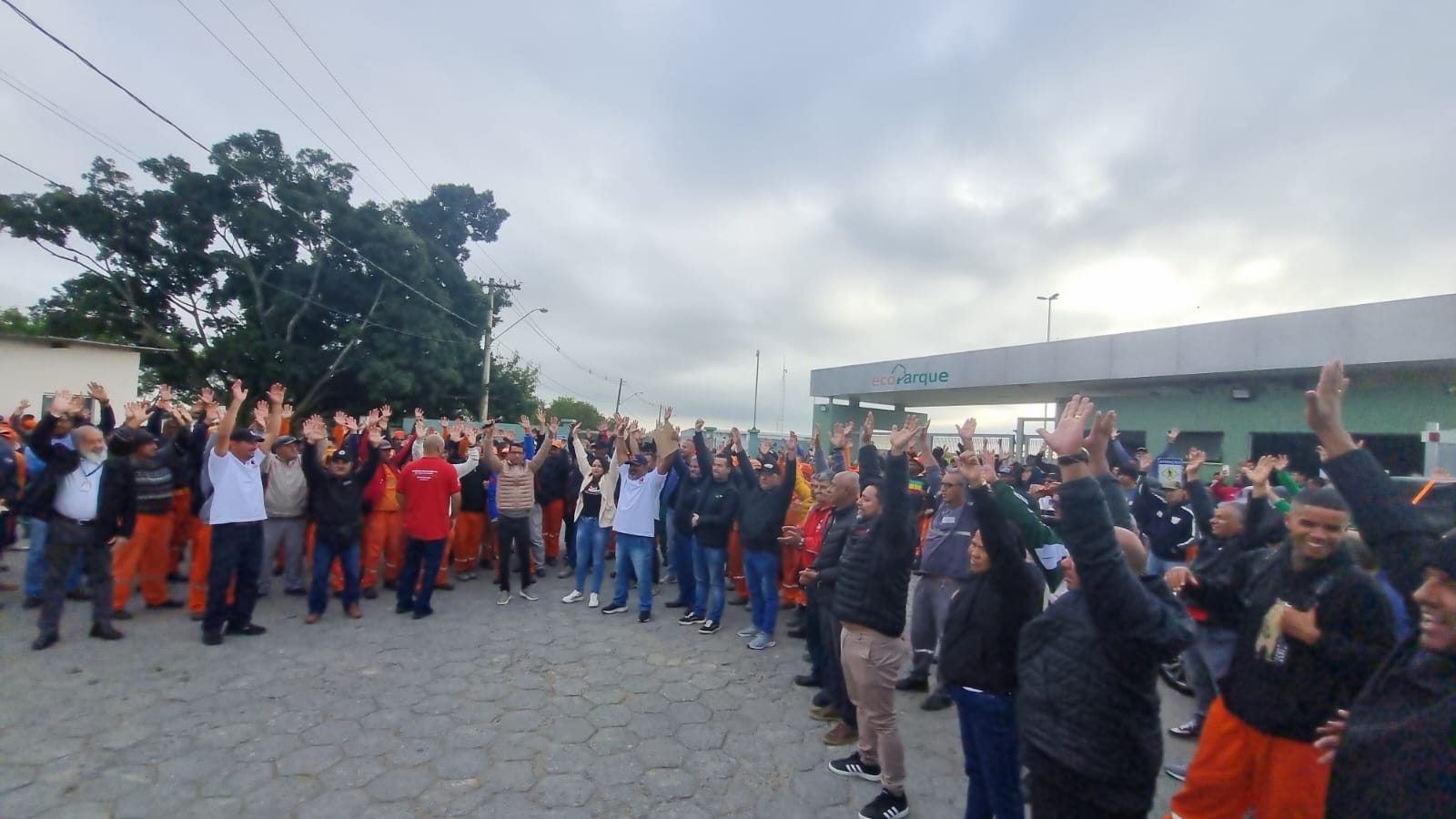 demissão de 240 trabalhadores é cancelada e coleta de lixo