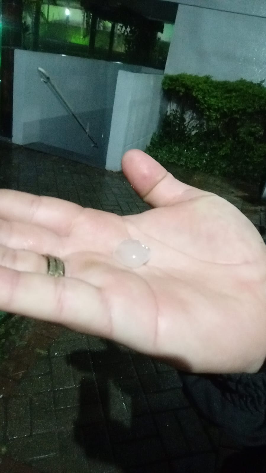 Áreas de chuva chegam ao Vale do Paraíba e provocam temporais com granizo