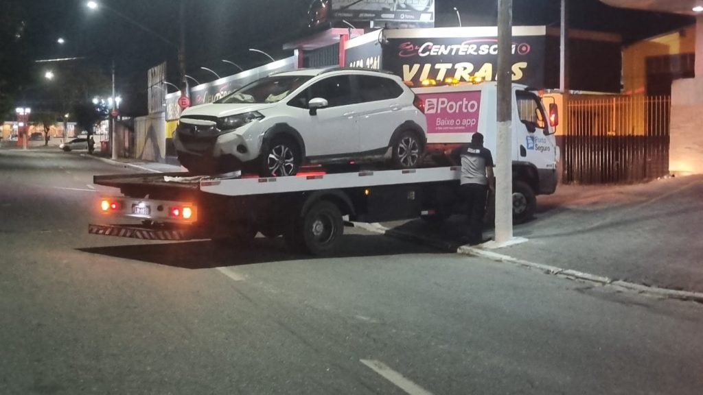 Carro cai em córrego de Caçapava