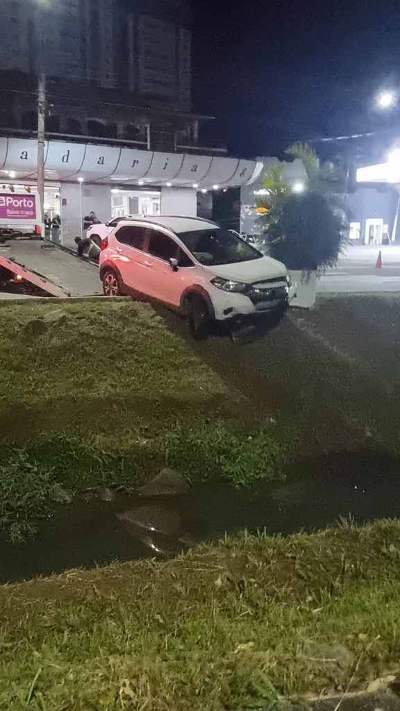 Carro cai em córrego de Caçapava