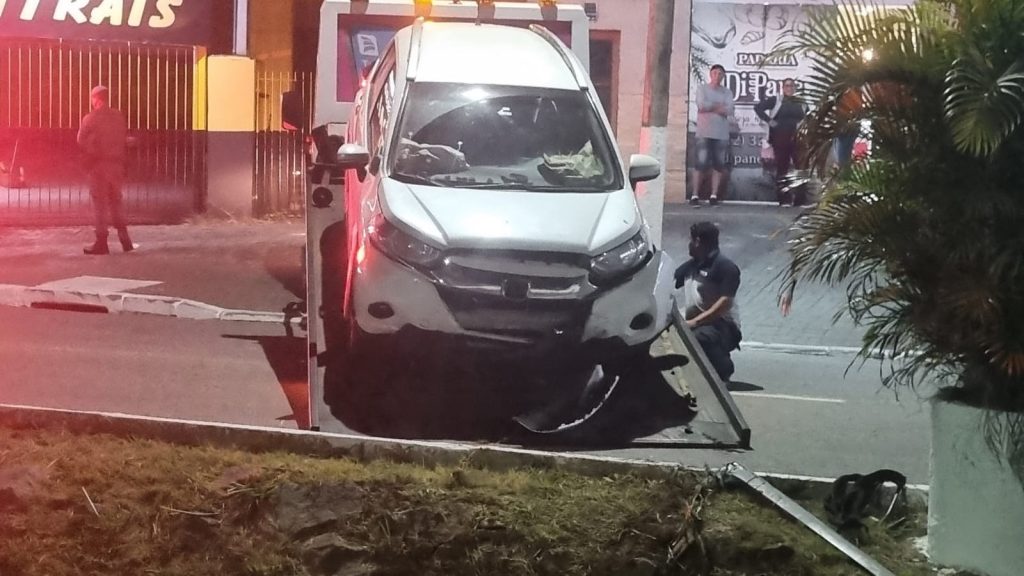 Carro cai em córrego de Caçapava