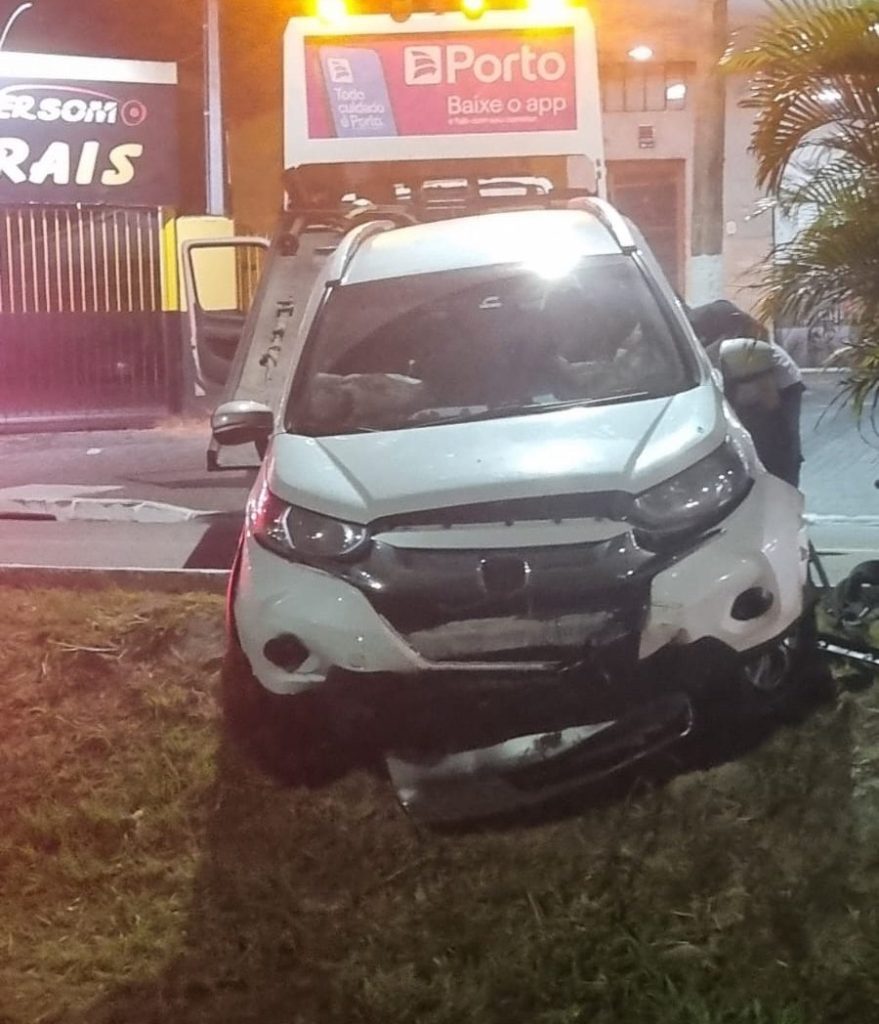 Carro cai em córrego de Caçapava