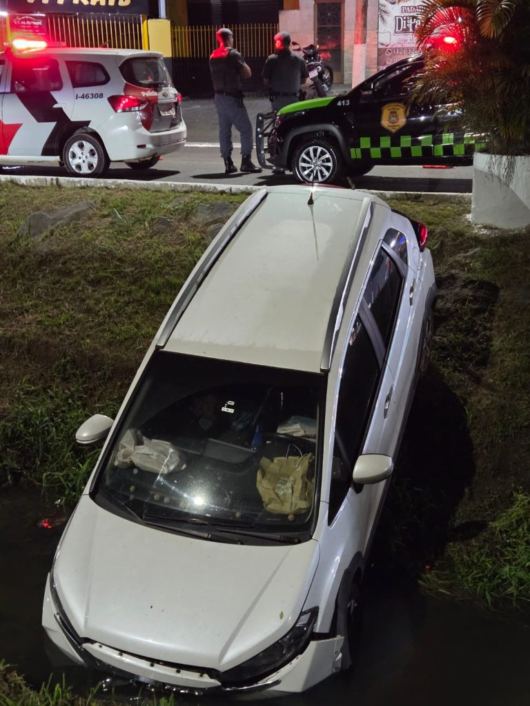 Carro cai em córrego de Caçapava