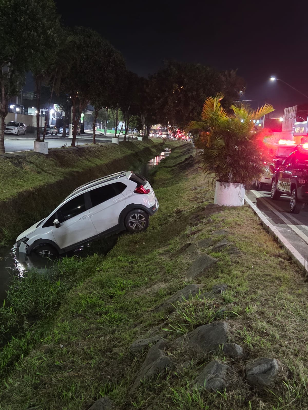 Carro cai em córrego de Caçapava