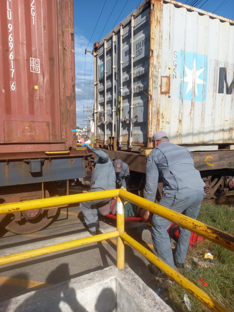 Ciclista é atropelado por trem em passagem de nível no Vale do Paraíba 1 Ciclista é atropelado por trem