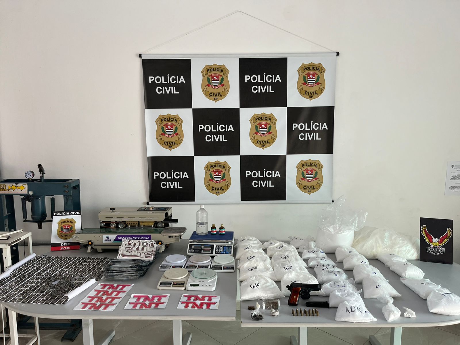 Polícia encontra laboratório de refino de cocaína em Jacareí e prende suspeito