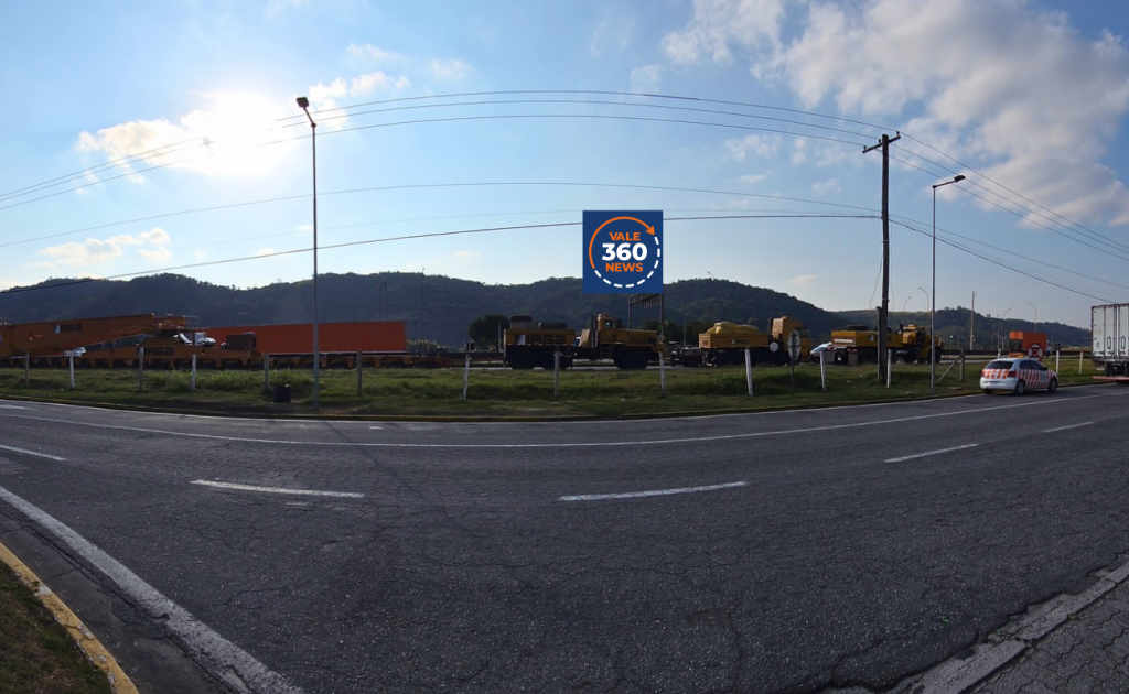 Antes de chegar ao Vale do Paraíba, mega carga é estacionada para pesagem 1 Mega carga