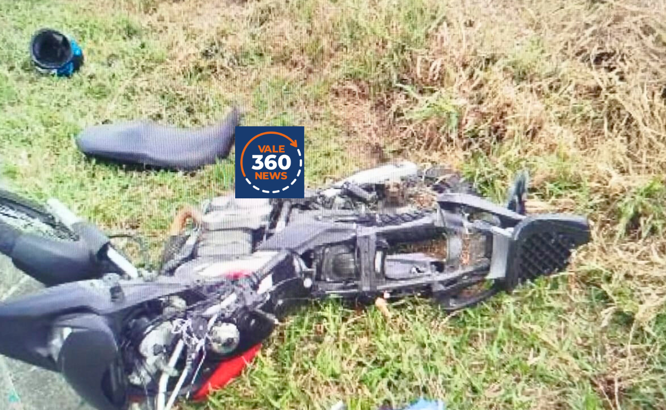 Motociclista colide frontalmente com caminhão