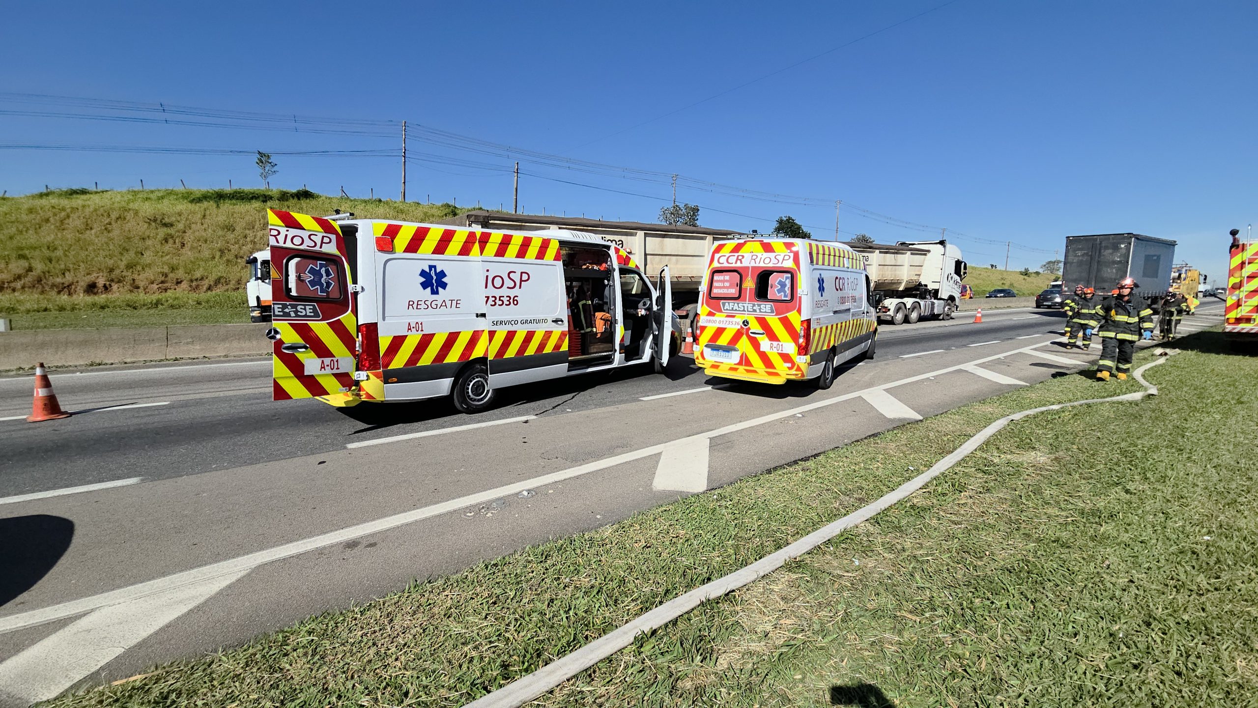 Condutor de mobilete transita na contramão e morre após colisão com carro na Via Dutra em Pinda