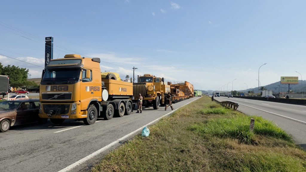 Mega carreta de 800 toneladas e 146 metros